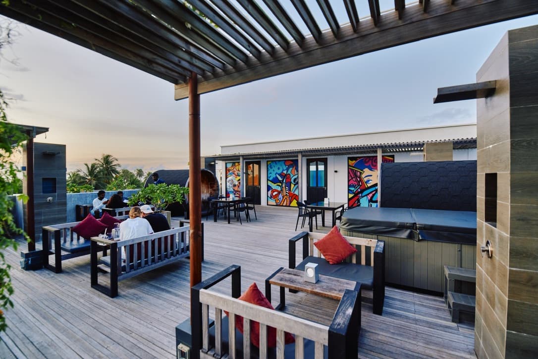 Rooftop café with sunset view - Slide 4
